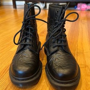DR. MARTENS 1460 -AMAZING TEXTURED PRINT - SIZE 7 - NEW!!